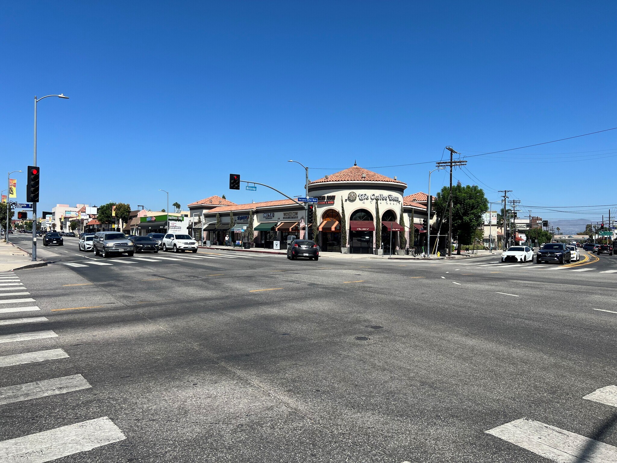 18501-18517 Ventura Blvd, Tarzana, CA à louer Photo de l’immeuble– Image 1 sur 4