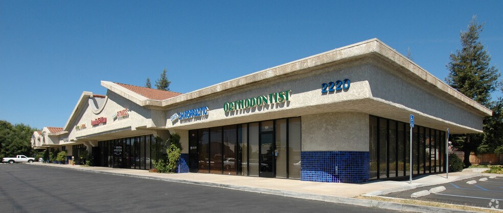 2220 N Moorpark Rd, Thousand Oaks, CA à louer - Photo de l’immeuble – Image 2 sur 9