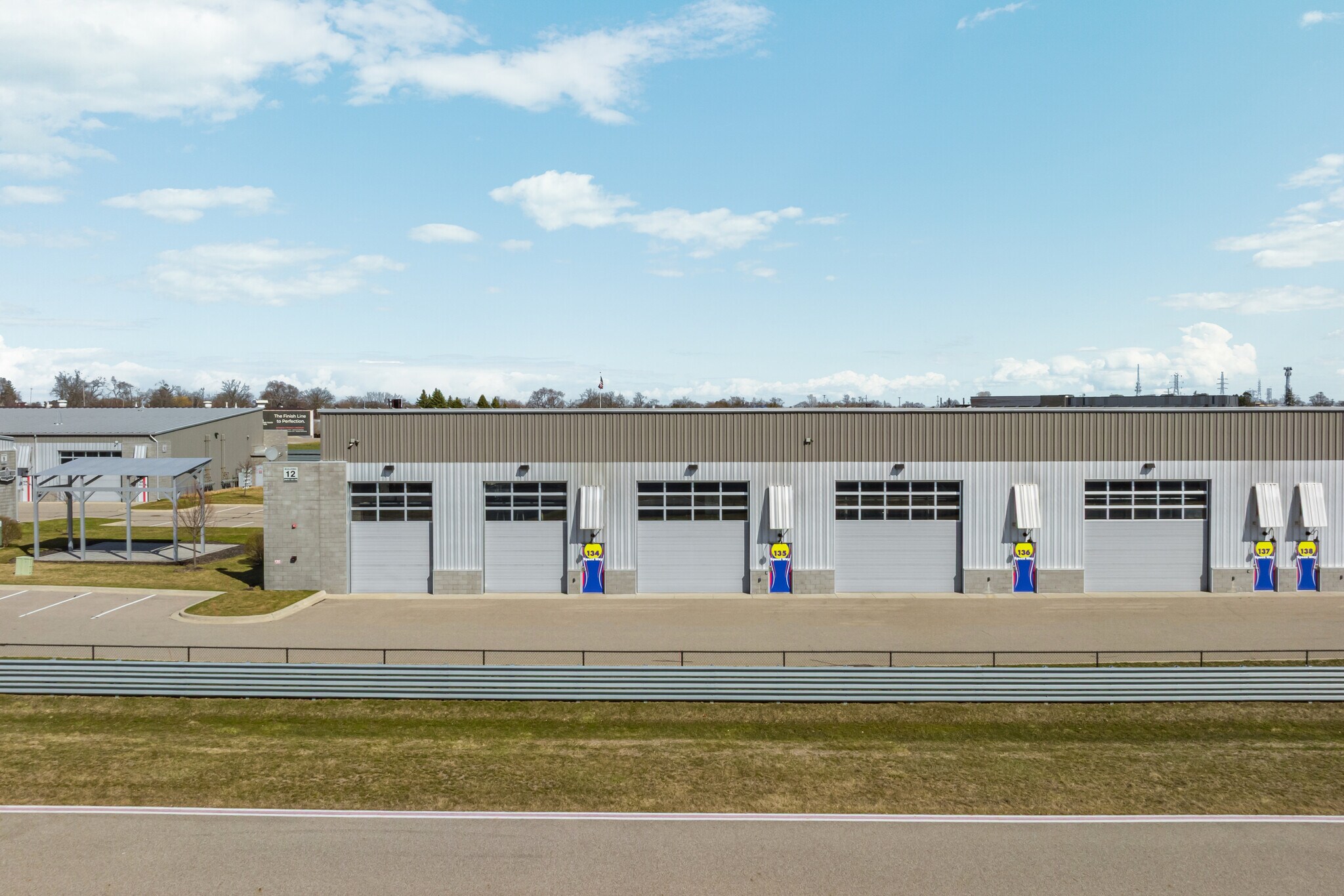 135 W Speed Way, Pontiac, MI à vendre Photo principale– Image 1 sur 24