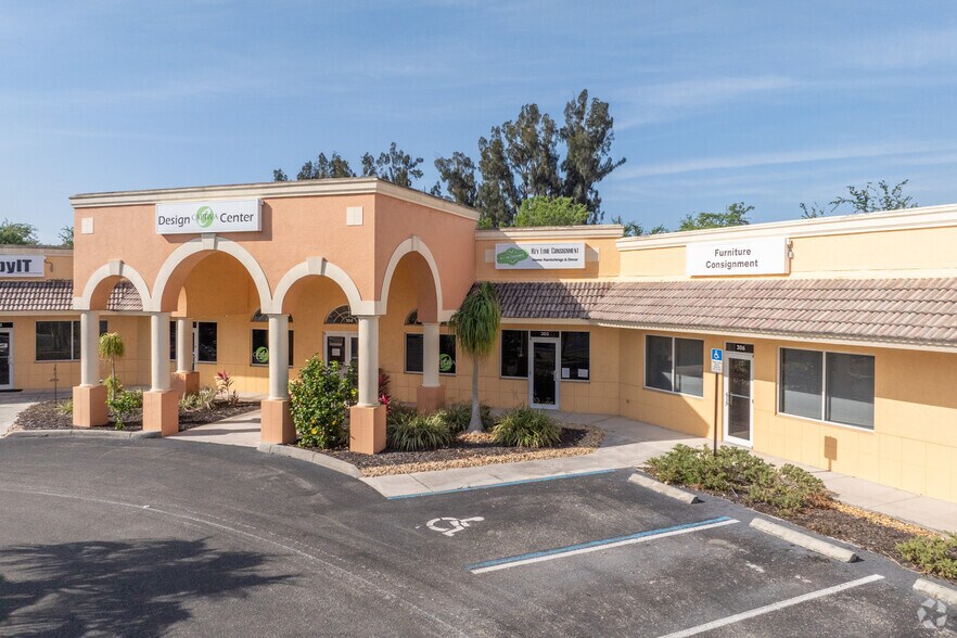 11637 Kelly Rd, Fort Myers, FL à louer - Photo de l’immeuble – Image 3 sur 6