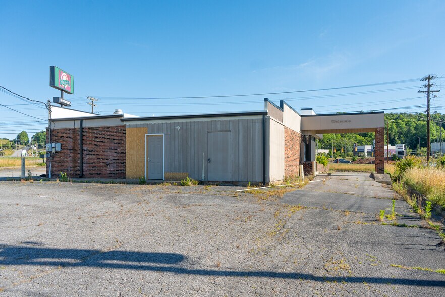 1303 Curtis Bridge Rd, Wilkesboro, NC à vendre - Photo de l’immeuble – Image 3 sur 11