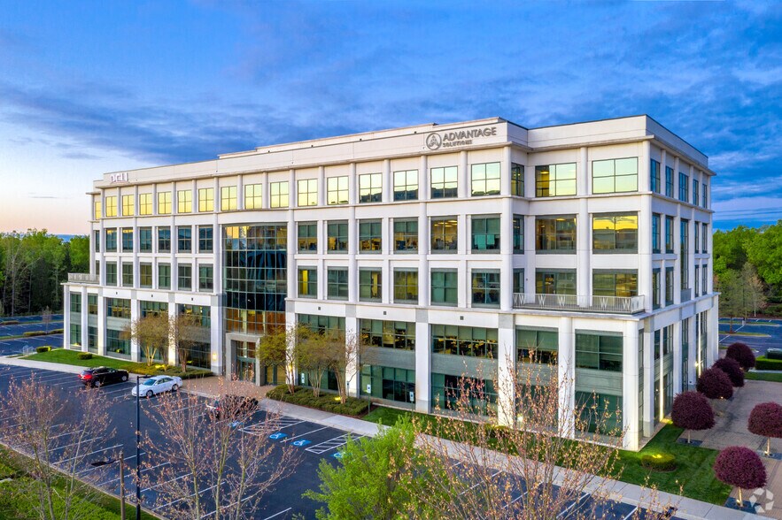3525 Whitehall Park Dr, Charlotte, NC à louer - Photo de l’immeuble – Image 3 sur 25