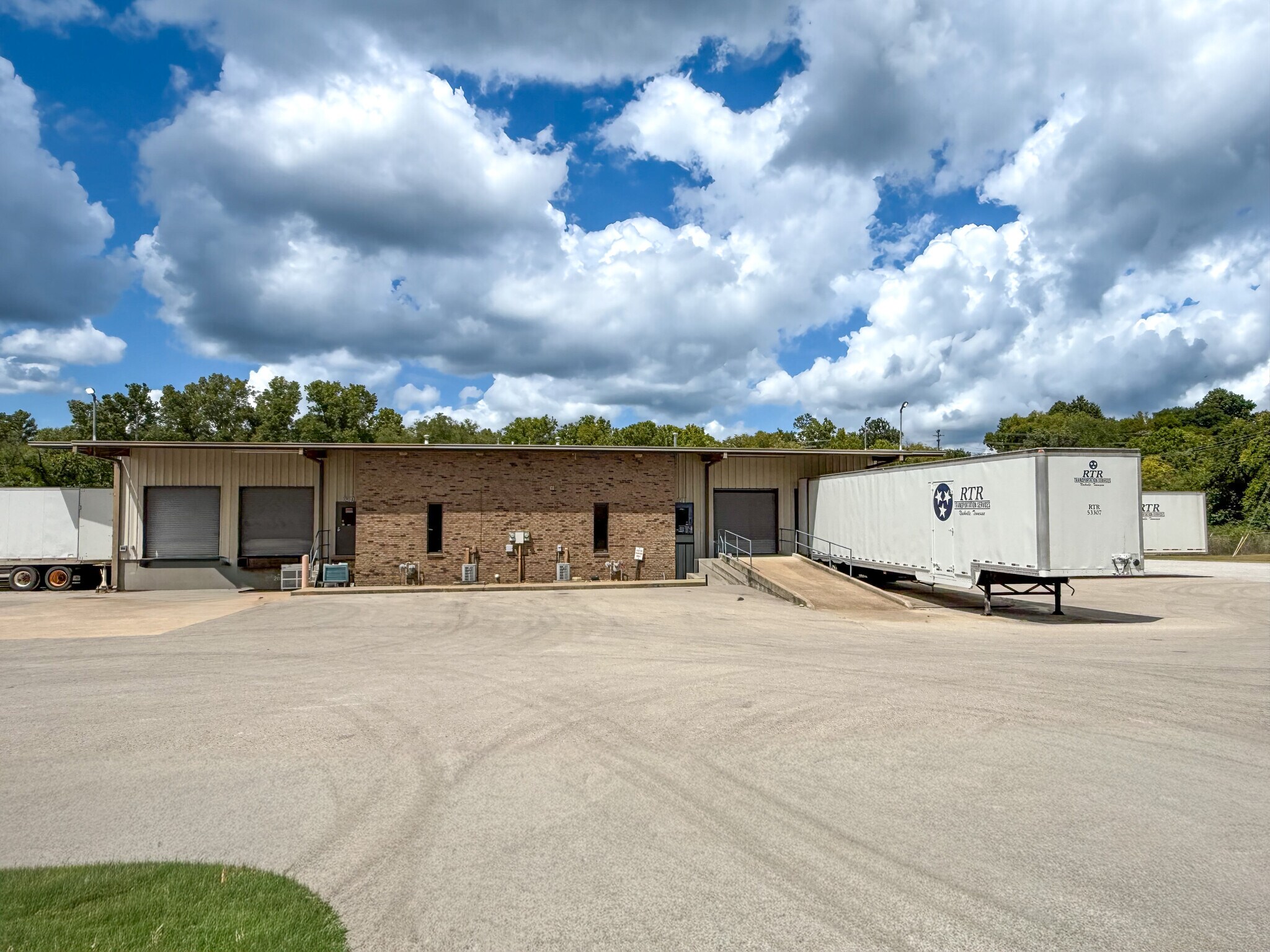 1217 Tradewinds Dr, Columbia, TN à vendre Photo de l’immeuble– Image 1 sur 3