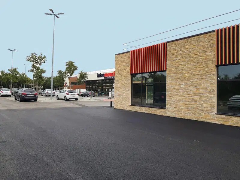 Local commercial dans Grignan à louer Photo de l’immeuble– Image 1 sur 3