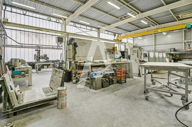 Plus de détails pour Local d'activités à louer