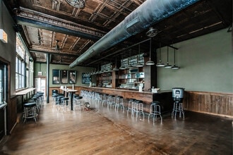 2821-2823 N Milwaukee Ave, Chicago, IL à louer Photo intérieure– Image 2 sur 9