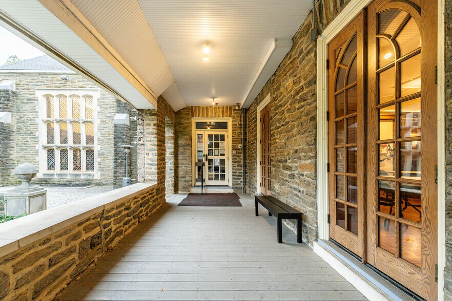 190 Camp Hill Rd, Fort Washington, PA à vendre - Photo de l’immeuble – Image 3 sur 53