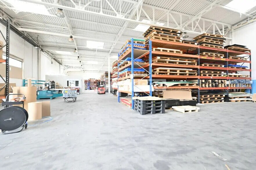 Local d’activités dans Saint-Priest à louer - Photo de l’immeuble – Image 1 sur 8