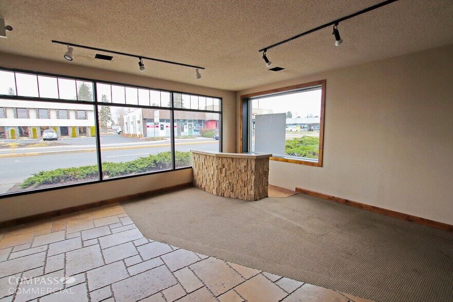 165 NE Greenwood Ave, Bend, OR à louer - Photo de l’immeuble – Image 3 sur 5