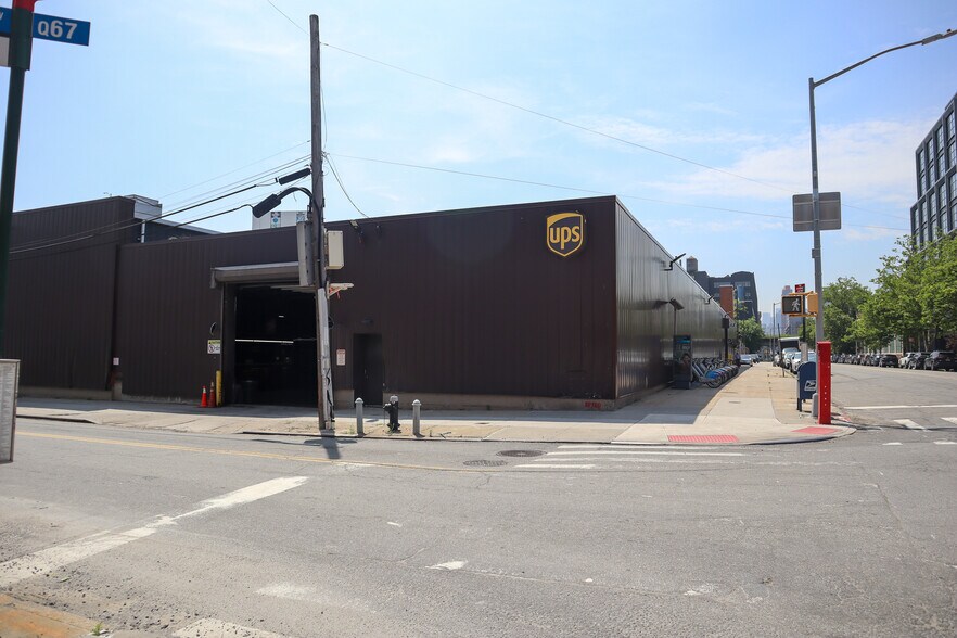 49-10 27th St, Long Island City, NY à louer - Photo de l’immeuble – Image 2 sur 2