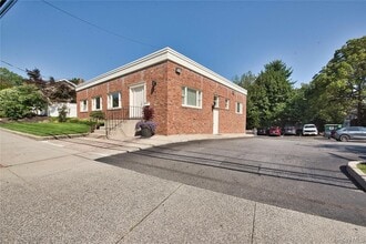 121 Pulaski Rd, Kings Park, NY à vendre Photo intérieure– Image 1 sur 9