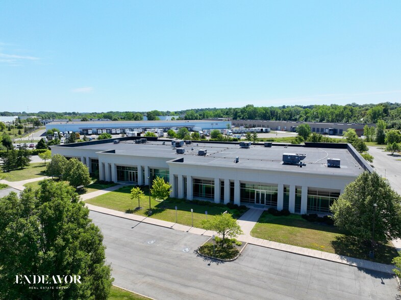 265 Thruway Park Dr, West Henrietta, NY à louer - Photo de l’immeuble – Image 1 sur 5