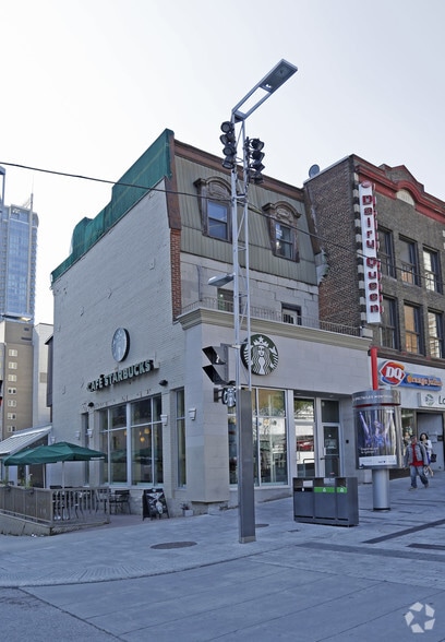 264 Rue Sainte-Catherine O, Montréal, QC à louer - Photo principale – Image 1 sur 11