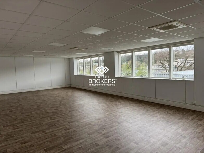 Bureau dans Saint-Genis-Laval à louer - Photo de l’immeuble – Image 3 sur 6