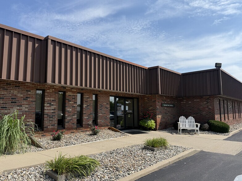 2235 Dubois Dr, Warsaw, IN à vendre - Photo principale – Image 1 sur 18