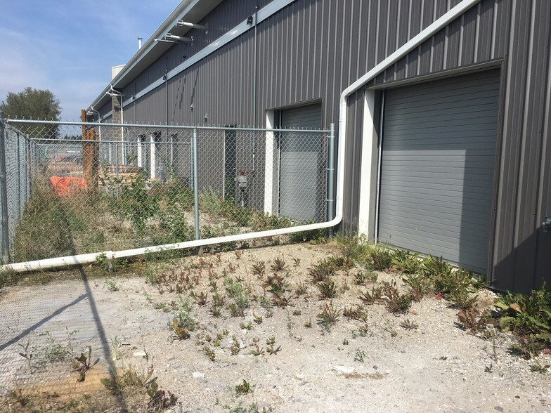 974 Boulder Blvd, Stony Plain, AB à louer - Photo de l’immeuble – Image 3 sur 27