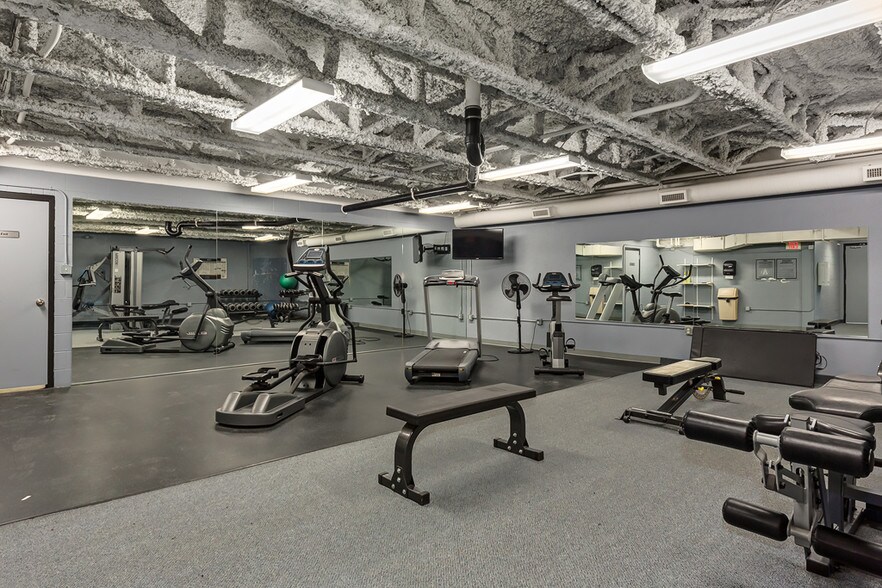 1013 17th Ave SW, Calgary, AB à louer - Photo intérieure – Image 3 sur 13