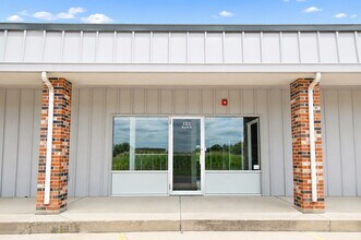 122 Indian Springs Dr, Sandwich, IL à louer Photo de l’immeuble– Image 1 sur 10