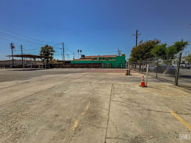 123 E 18th St, Bakersfield, CA à vendre - Photo de l’immeuble – Image 3 sur 8