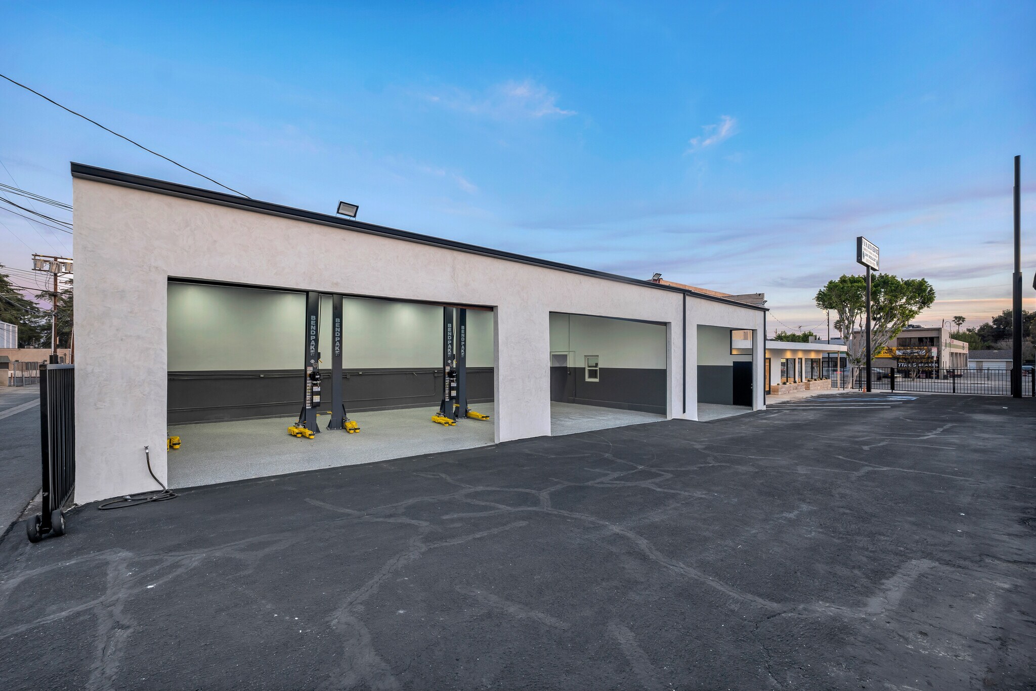 17733 Chatsworth St, Granada Hills, CA à louer Photo de l’immeuble– Image 1 sur 29