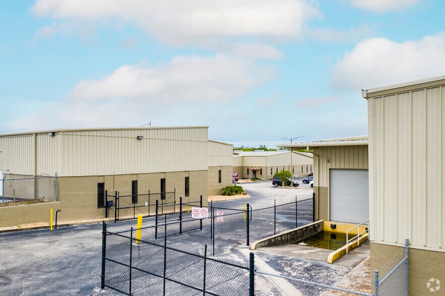 5146-5283 Le Tourneau Cir, Tampa, FL à louer - Photo de l’immeuble – Image 3 sur 10
