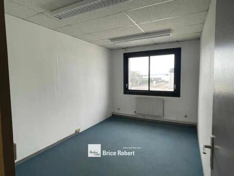 81 Avenue Du Progrès, Chassieu à louer - Photo de l’immeuble – Image 3 sur 10