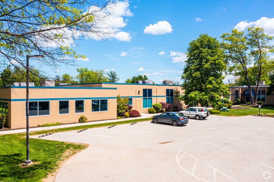 425 Commerce Dr, Fort Washington, PA à louer - Photo de l’immeuble – Image 2 sur 12