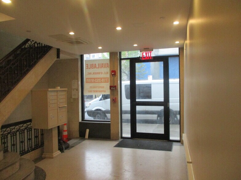 90-34 161st St, Jamaica, NY à louer - Hall d’entrée – Image 2 sur 20