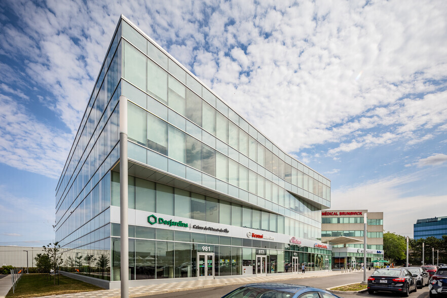 953-981 Boul Saint-Jean, Pointe-claire, QC à vendre - Photo principale – Image 1 sur 6