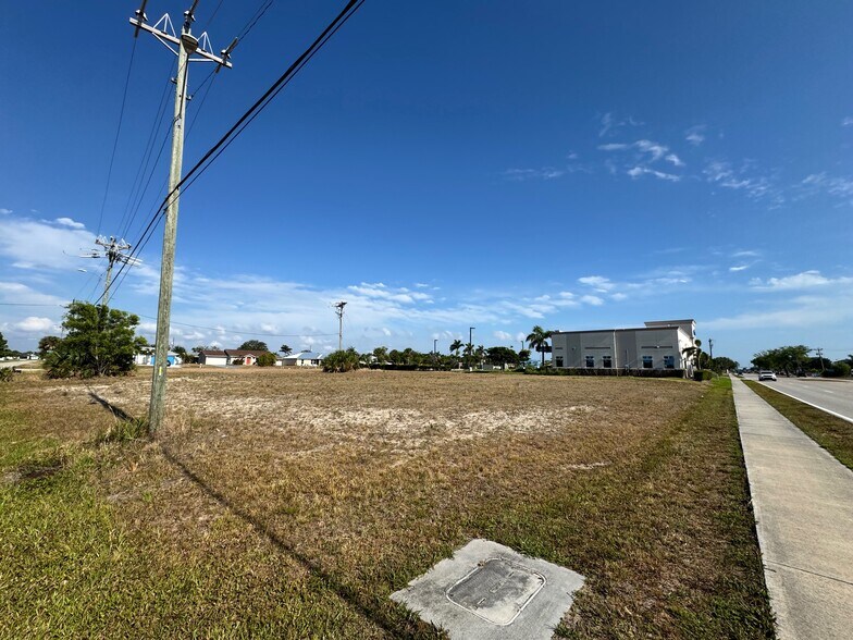 4531 Chiquita Blvd S, Cape Coral, FL à vendre - Photo de l’immeuble – Image 2 sur 2