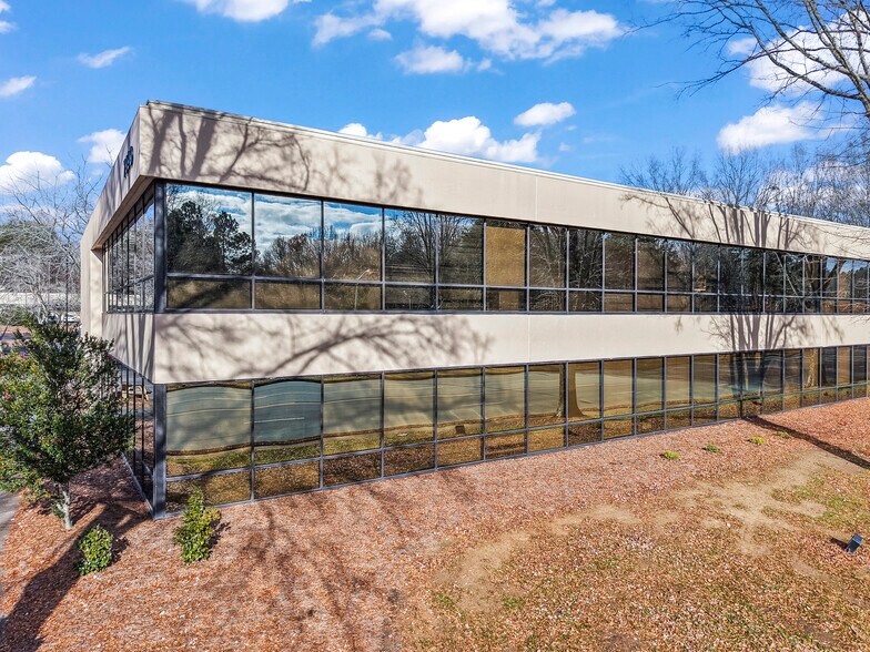 7990 North Point Blvd, Winston-Salem, NC à louer - Photo de l’immeuble – Image 2 sur 4