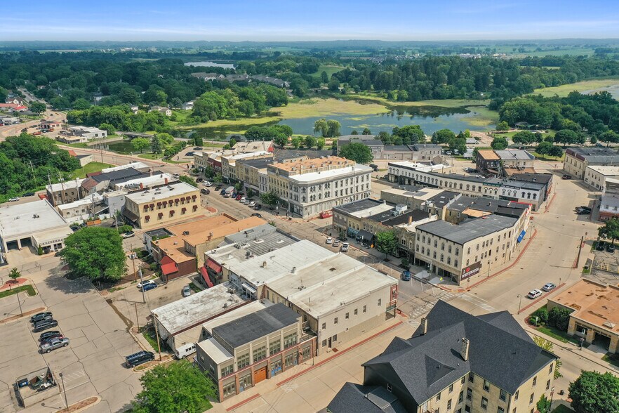 109 N 2nd St, Whitewater, WI à louer - Photo de l’immeuble – Image 3 sur 34