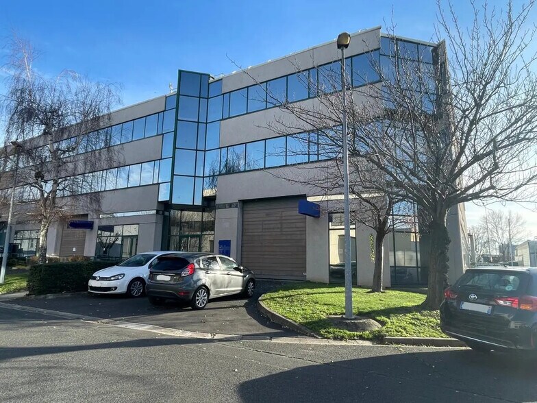 Local d’activités dans Colombes à louer - Photo principale – Image 1 sur 18