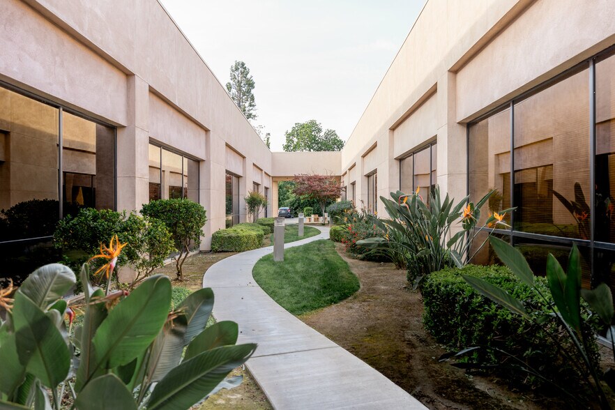 2540 W Shaw Ln, Fresno, CA à louer - Photo de l’immeuble – Image 3 sur 23