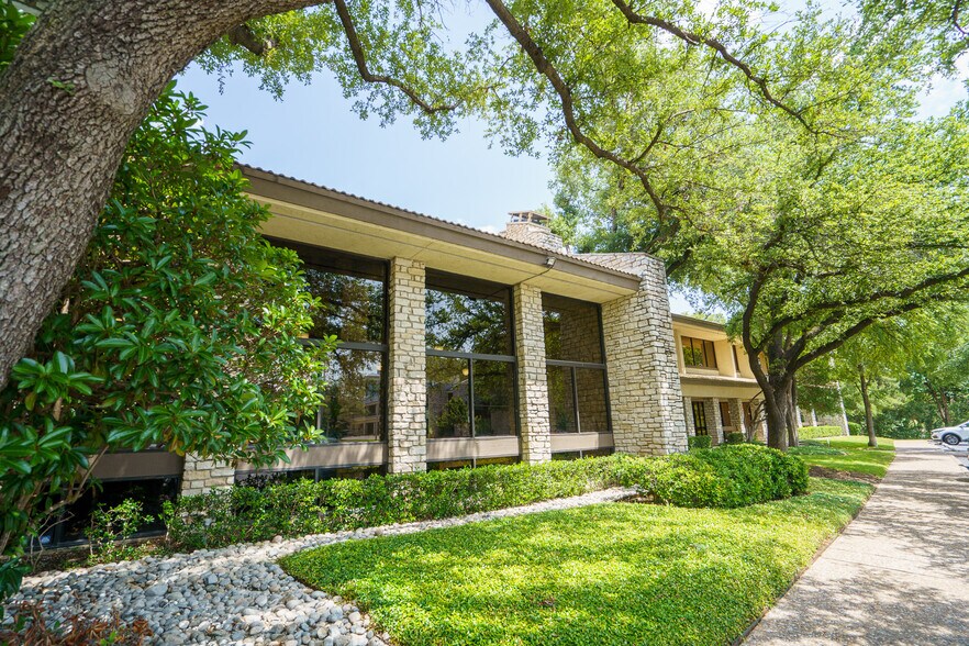 16250 Knoll Trail Dr, Dallas, TX à vendre - Photo de l’immeuble – Image 3 sur 11