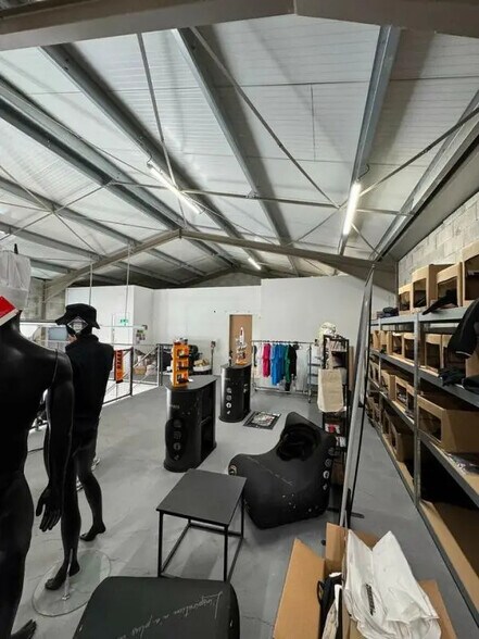 Local commercial dans à louer - Photo intérieure – Image 2 sur 6