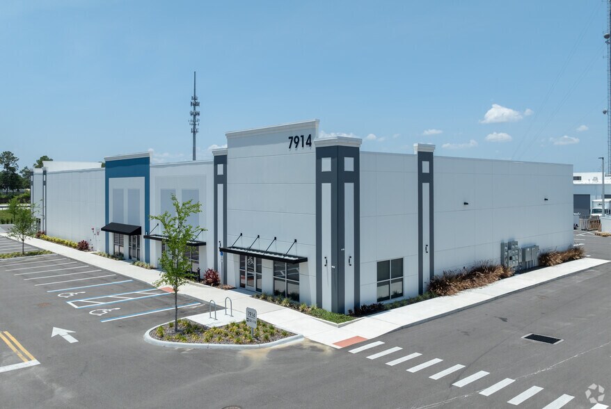 7906 Kingspointe Pky, Orlando, FL à louer - Photo principale – Image 2 sur 4