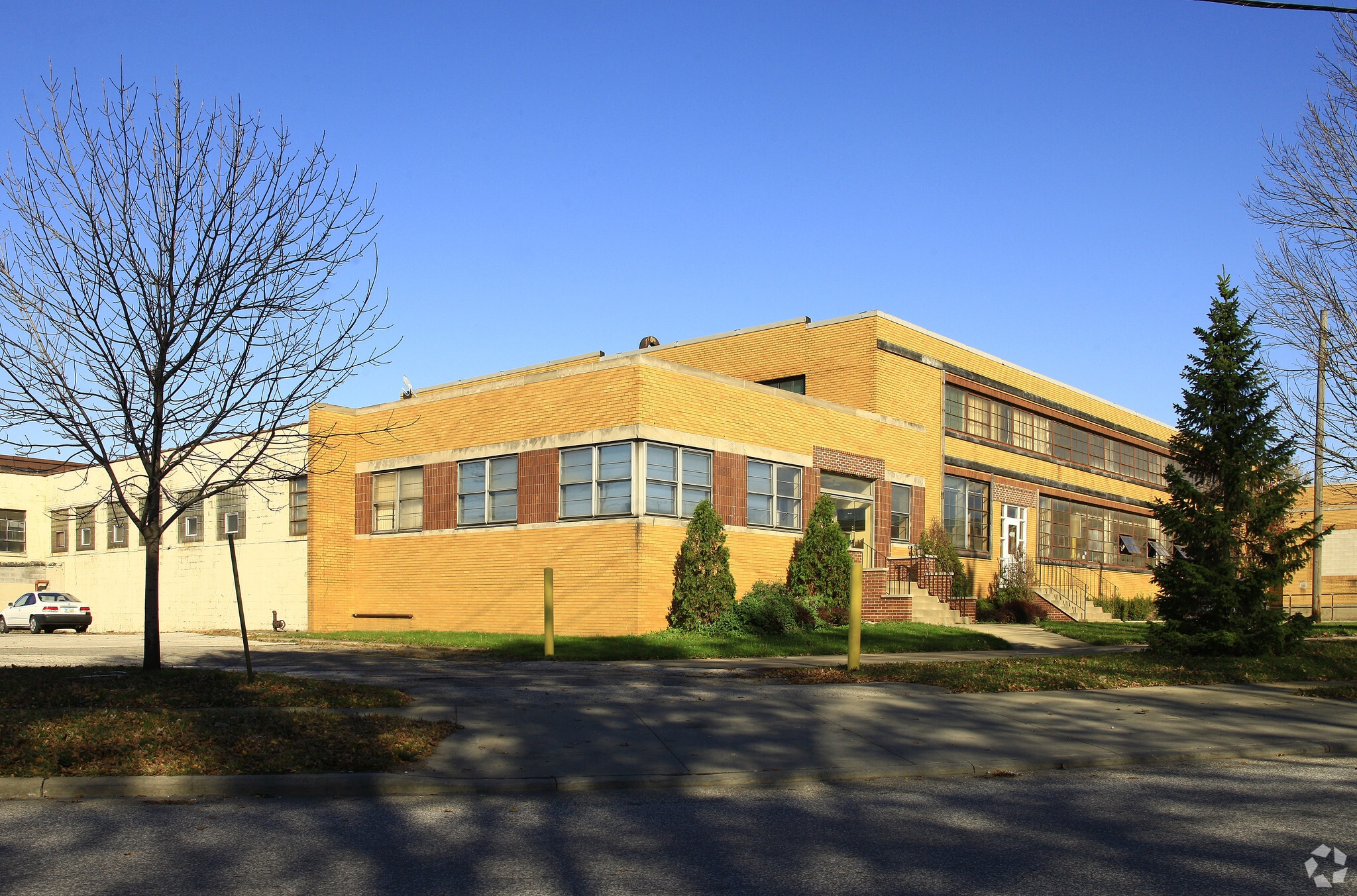 4911 Grant Ave, Cuyahoga Heights, OH à louer Photo principale– Image 1 sur 7