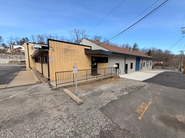 630 Fifth Ave, East McKeesport, PA à vendre - Photo principale – Image 1 sur 16