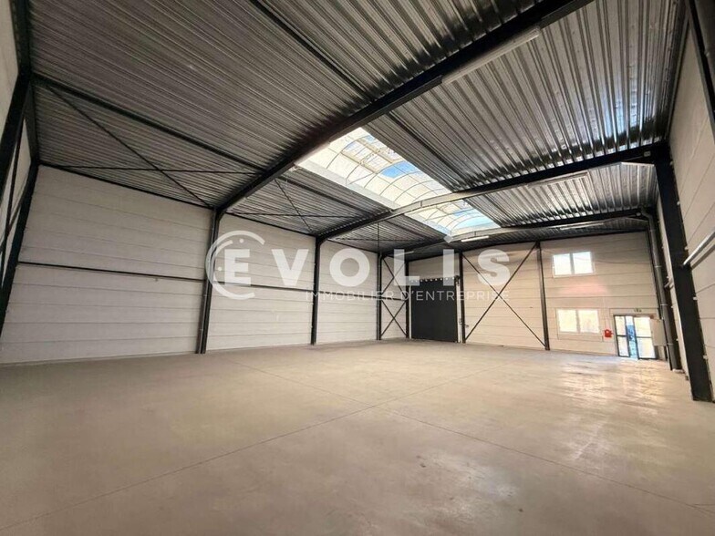 Local d’activités dans Tourcoing à louer - Photo de l’immeuble – Image 2 sur 7