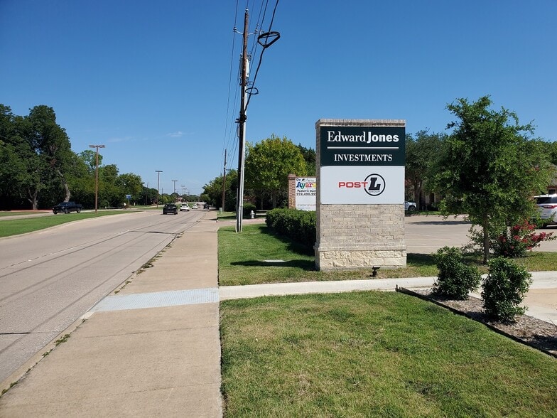 528 E Pleasant Run Rd, DeSoto, TX à louer - Photo de l’immeuble – Image 3 sur 3