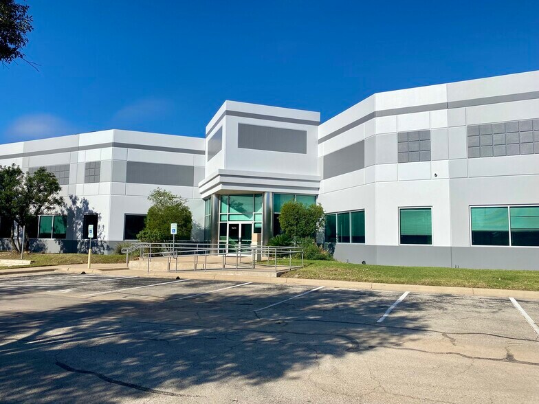 12234 N Interstate 35, Austin, TX à louer - Photo de l’immeuble – Image 3 sur 4