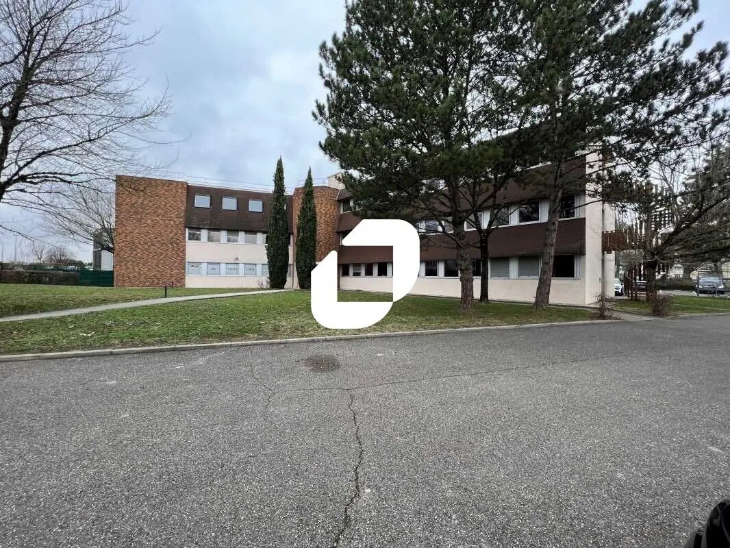Rue Maryse Bastié, Bron à louer Photo de l’immeuble– Image 1 sur 12