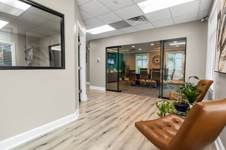 8037 Corporate Center Dr, Charlotte, NC à vendre - Photo de l’immeuble – Image 2 sur 20