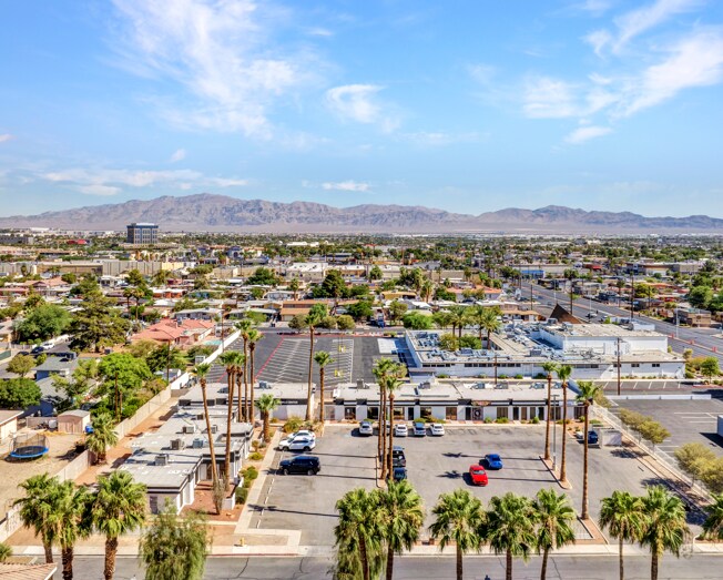 1703 Civic Center Dr, North Las Vegas, NV à vendre - Photo de l’immeuble – Image 3 sur 6
