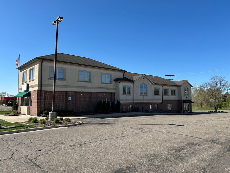1120 S Lapeer Rd, Oxford, MI à louer - Photo de l’immeuble – Image 3 sur 5