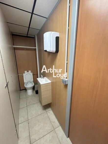 Bureau dans Puget-sur-Argens à louer - Photo intérieure – Image 2 sur 3