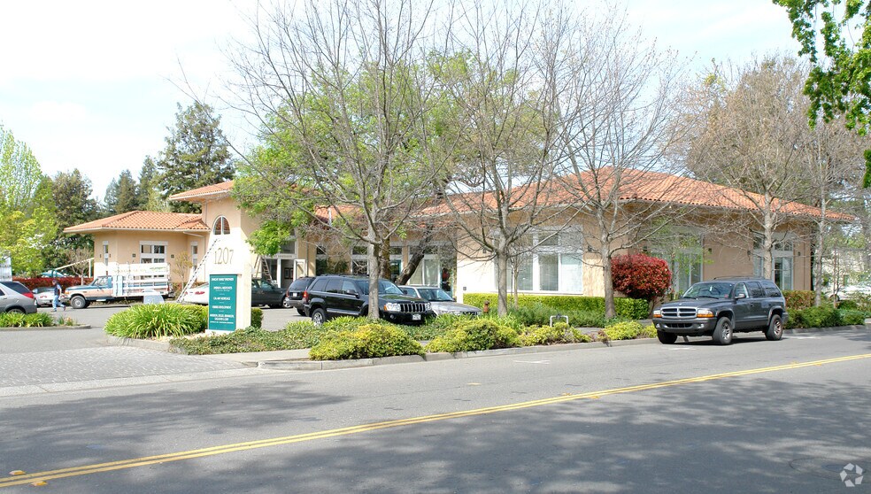 1207 Vine St, Healdsburg, CA à louer - Photo de l’immeuble – Image 3 sur 5