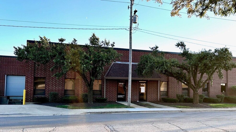 9742 W Foster Ave, Rosemont, IL à louer - Photo de l’immeuble – Image 1 sur 14