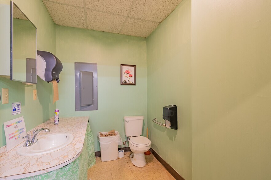 221 Kennedy Memorial Dr, Hoyt Lakes, MN à vendre - Photo intérieure – Image 2 sur 22